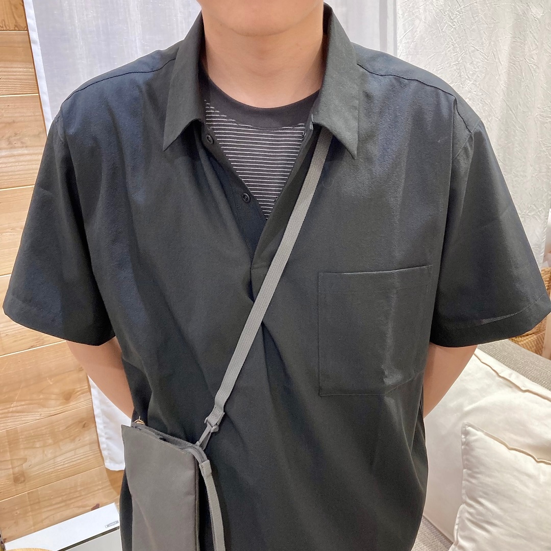 ポロシャツにTシャツをレイヤード