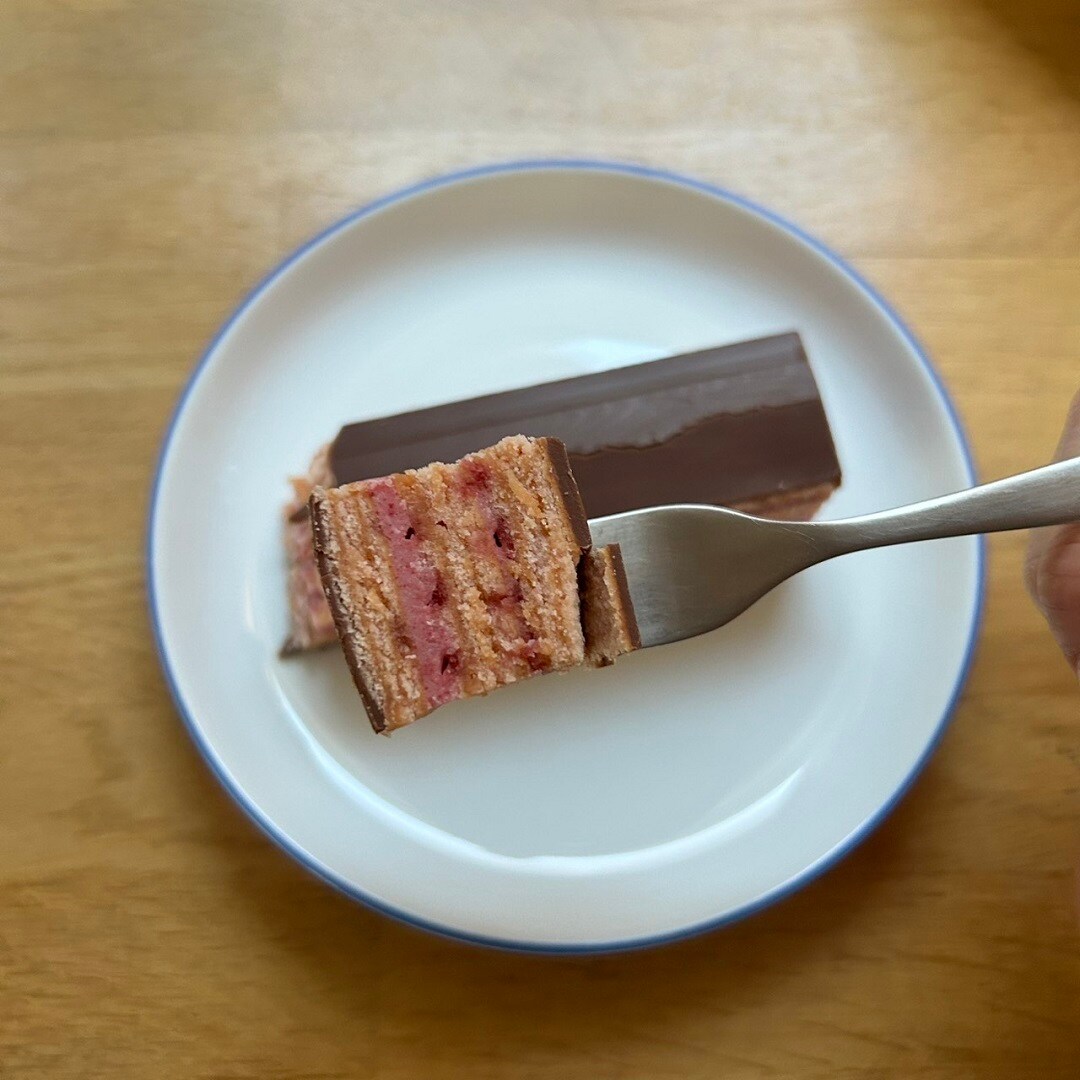 【アル・プラザ八日市】華やかな味わいを楽しむ、フランボワーズのオペラケーキ