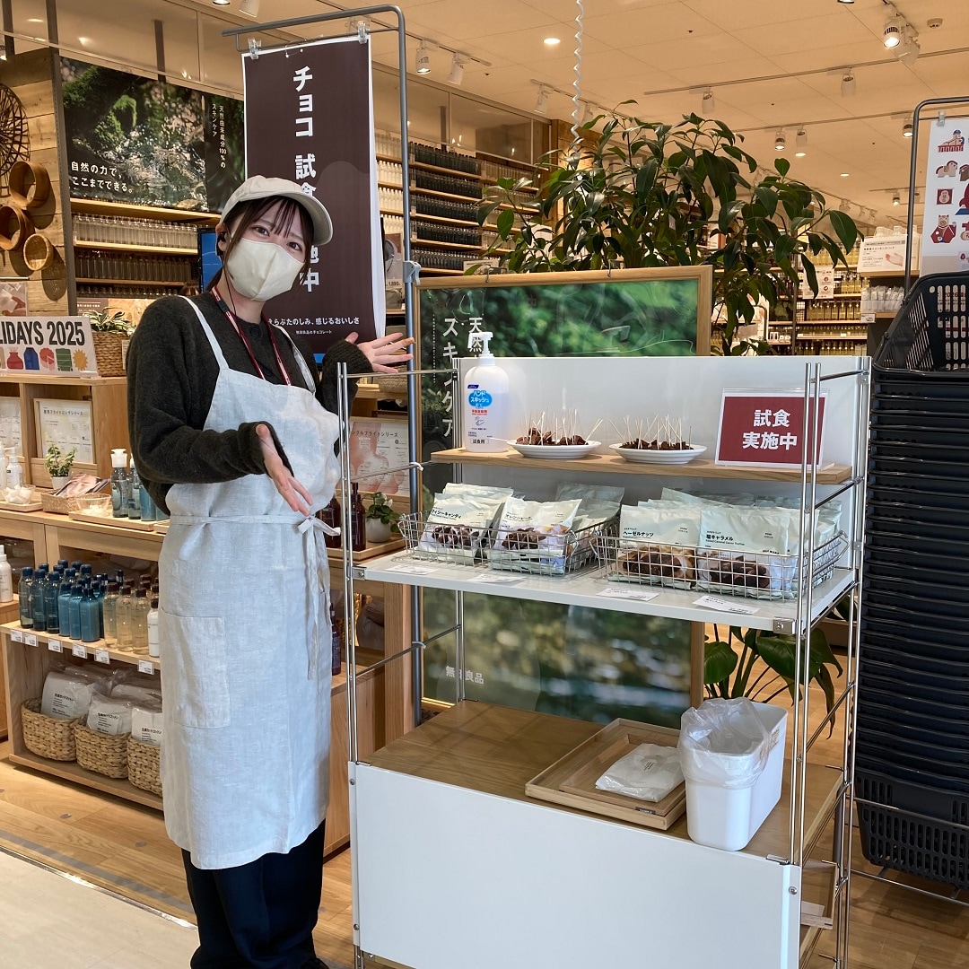 女性スタッフ試食風景