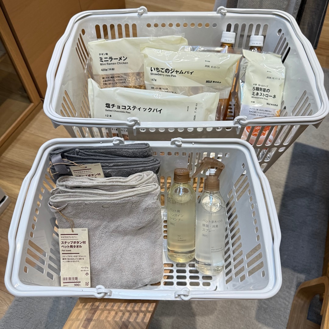 買い物かごを使用して、お菓子や飲み物の買い物をしている状態