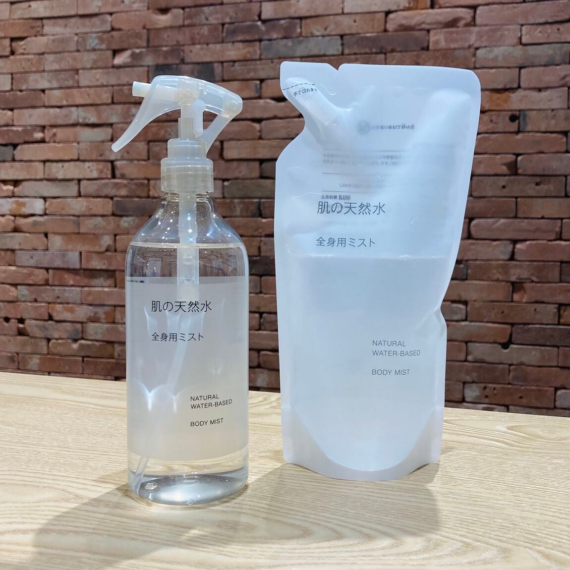 肌の天然水ミストのボトルと詰替用の画像