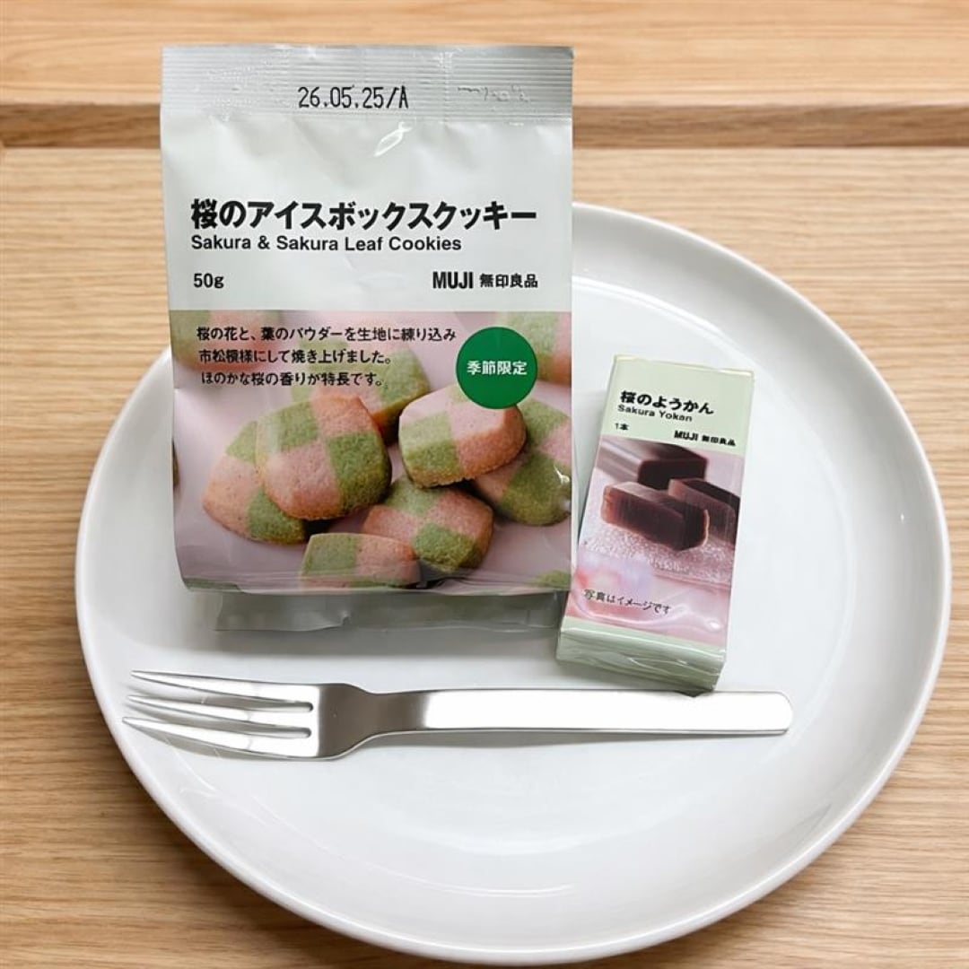 桜のアイスボックスクッキーと桜ようかんの写真