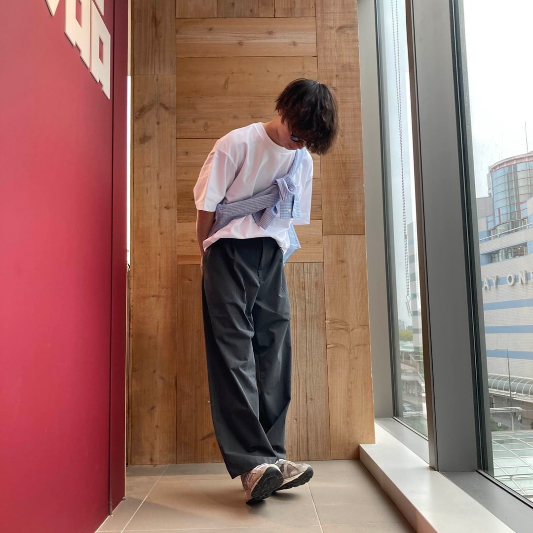 半袖Tシャツを着た男性