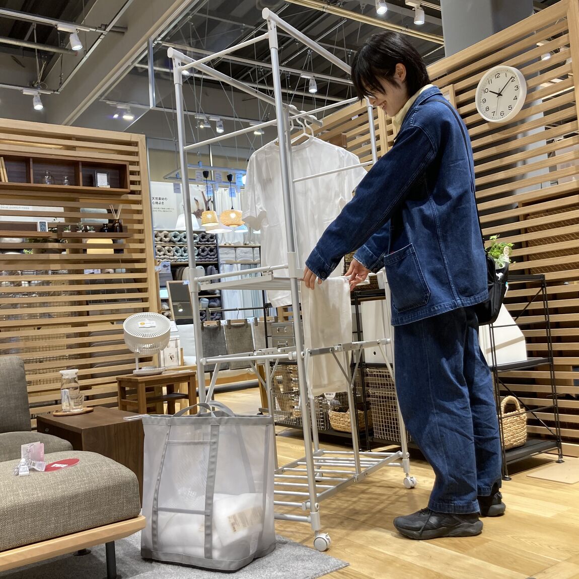 【茅野】省スペースでも楽ちん！アルミたためる軽量室内物干しラック_5qbnJP