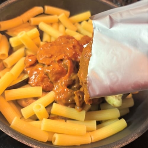 ボロネーゼソースを入れる画像