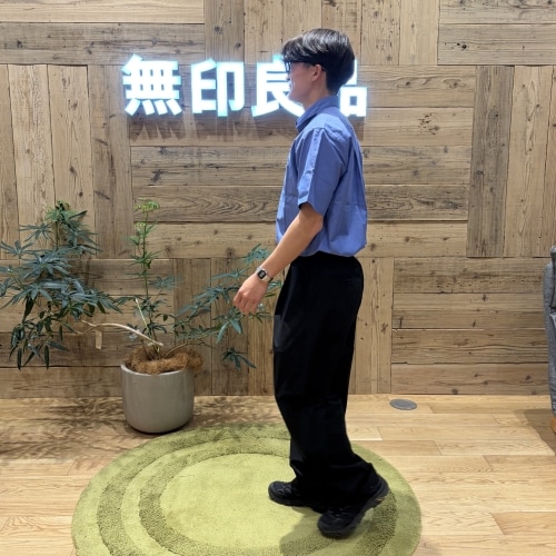 半袖シャツを着ている男性の画像