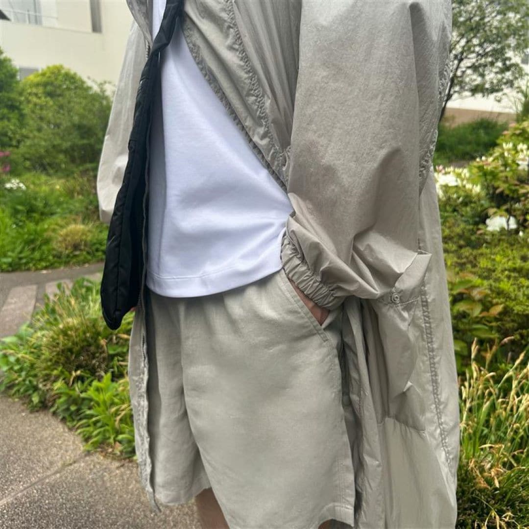 白いTシャツを着た男性