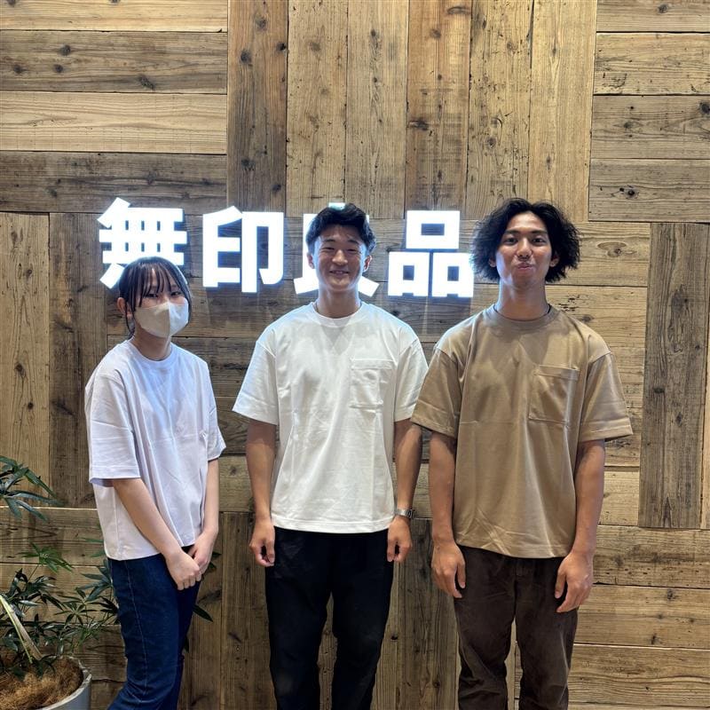 涼感Tシャツを着た若者