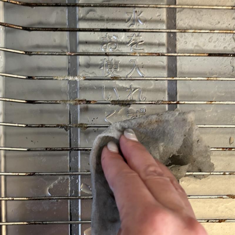 水回りの汚れ用掃除シートでお掃除中♪