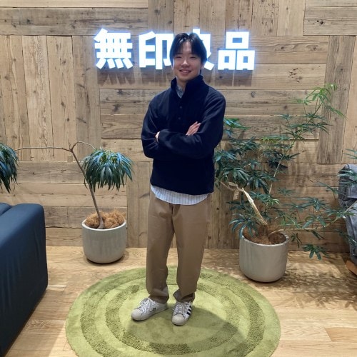 無印良品の素材に還るフリースを着用して立つ男性