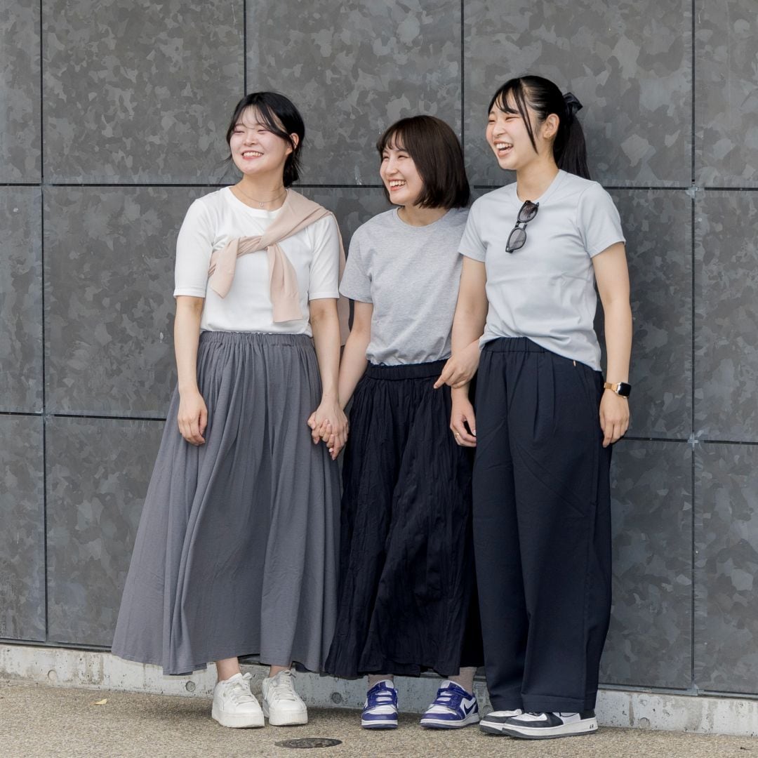 女子三人笑う
