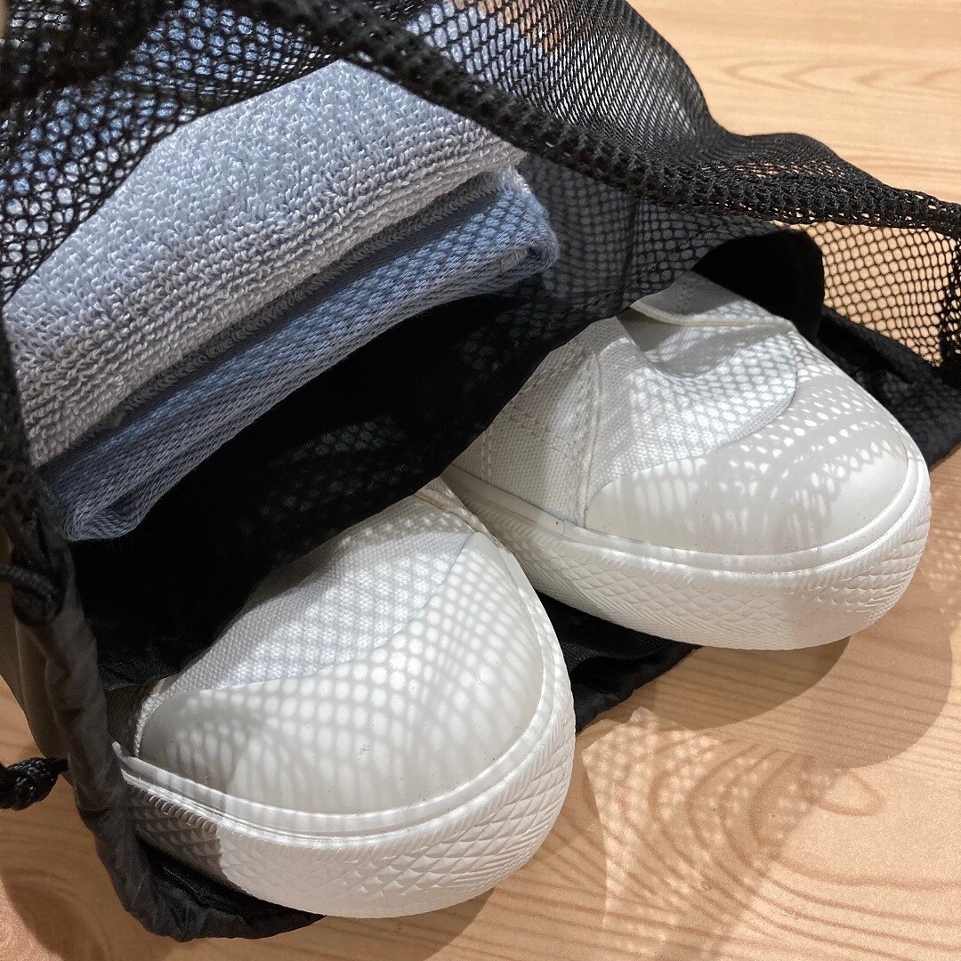 ポリエステルメッシュ巾着袋のに靴を入れている使用例の画像