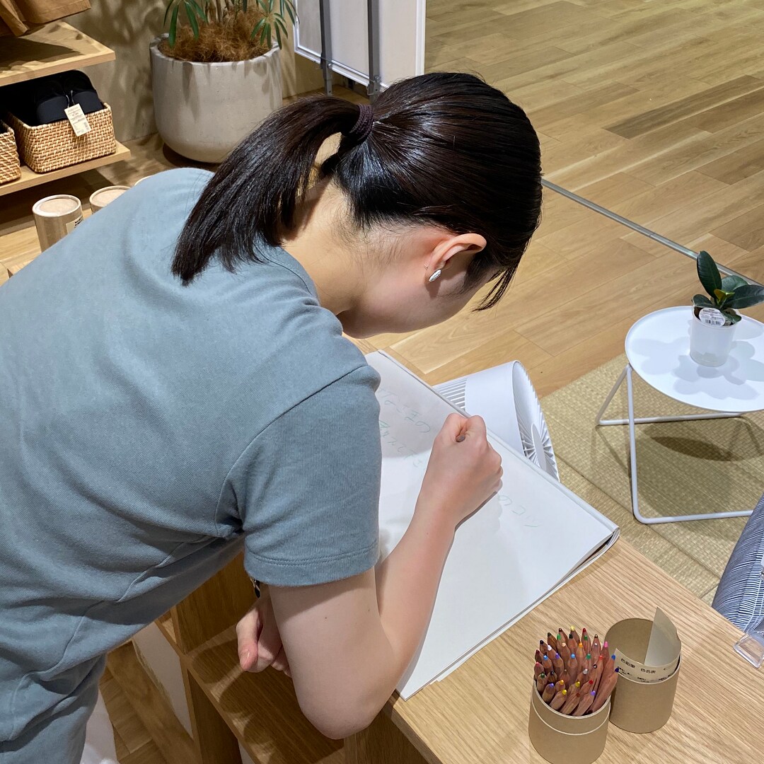 書き込むスタッフ