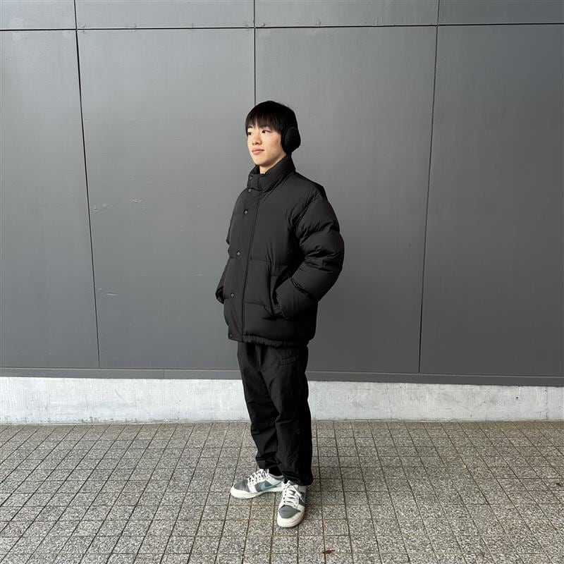 ダウンジャケットを着た男性