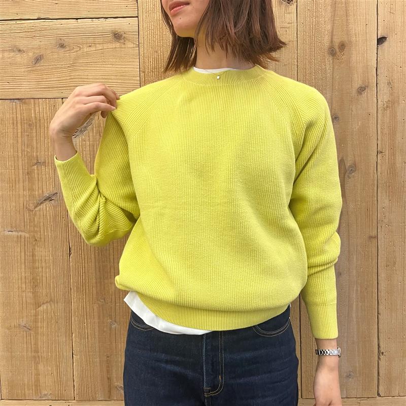 ニットを着た女性