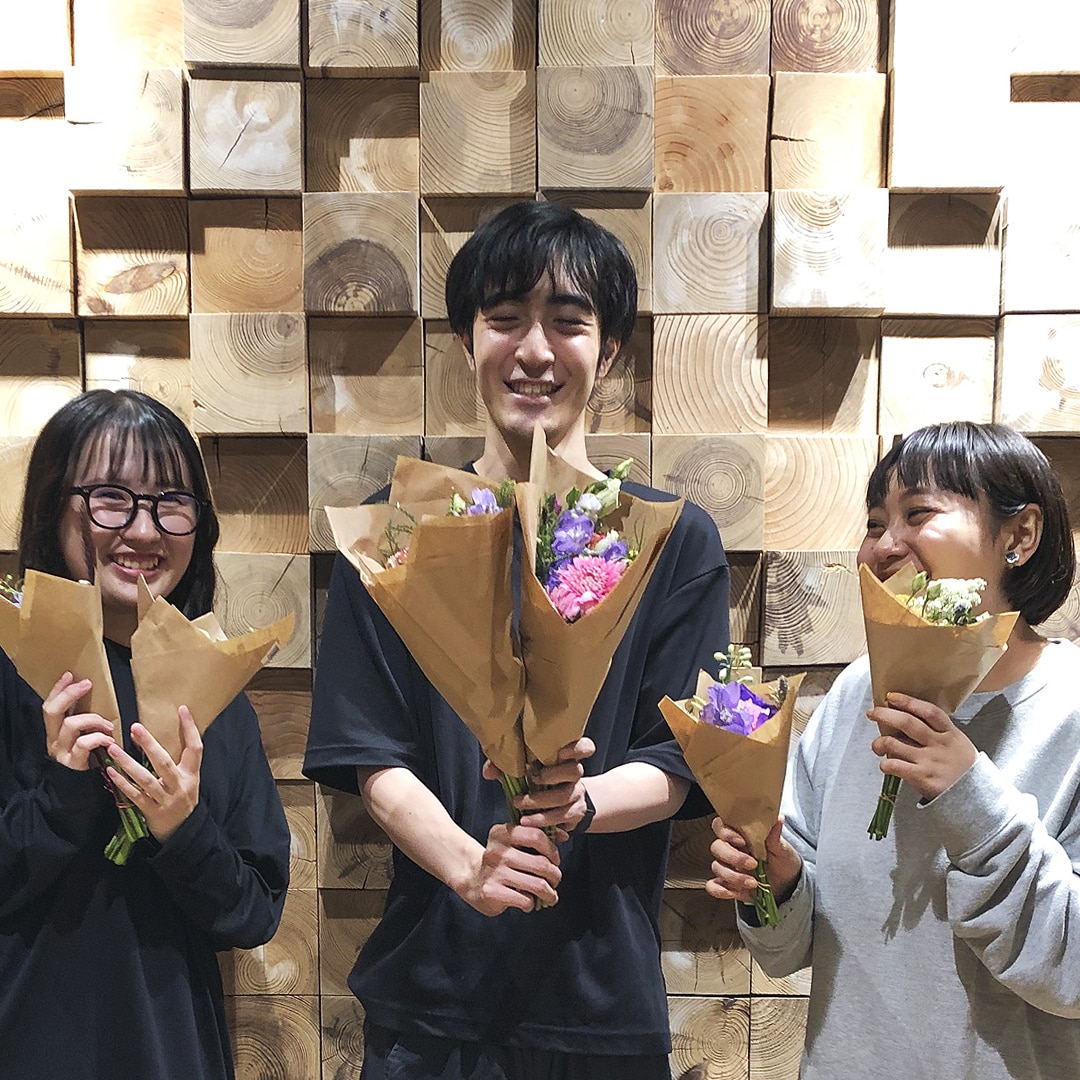 【マルエイガレリア】週末に生花を販売しています
