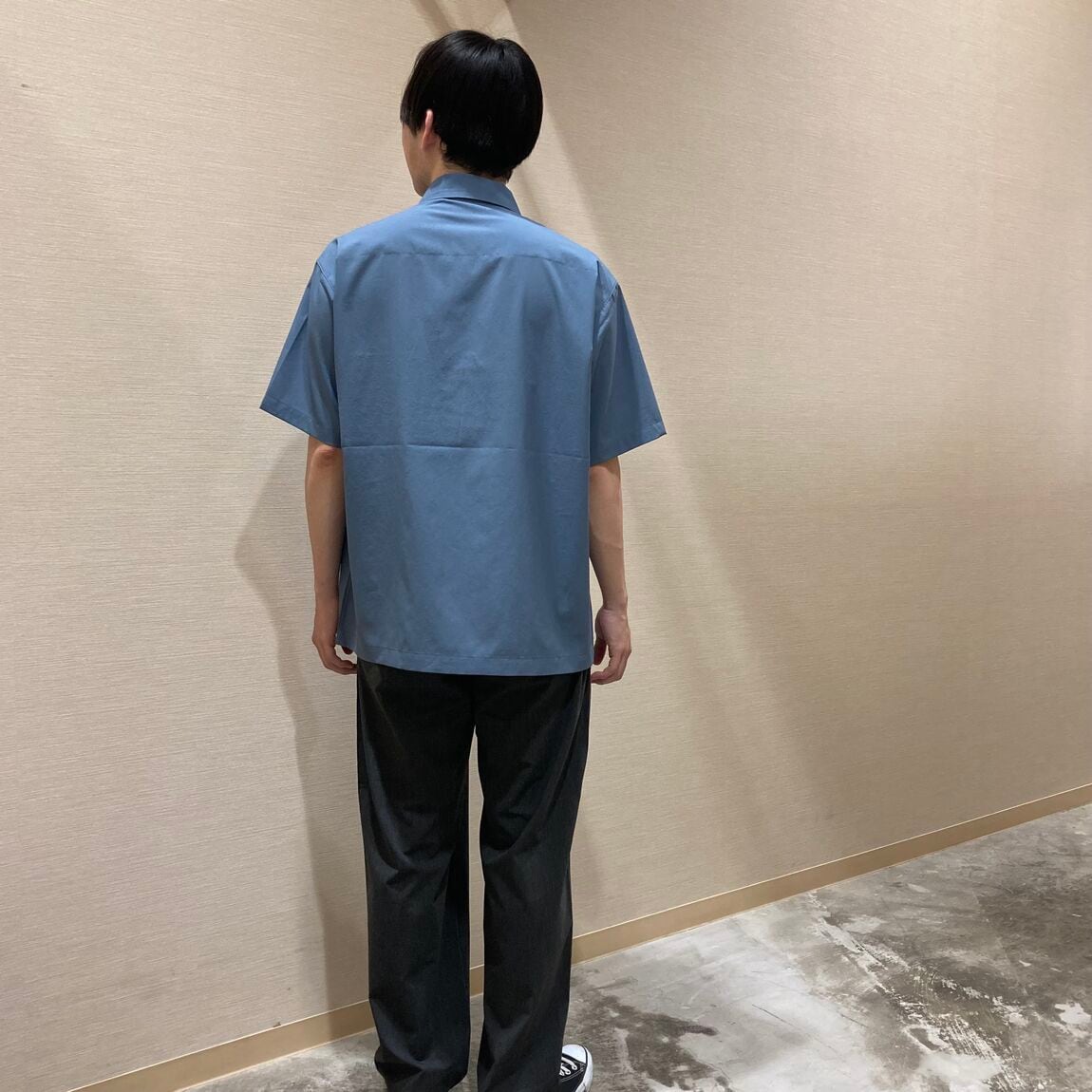 男性スタッフコーディネート後ろ姿全身