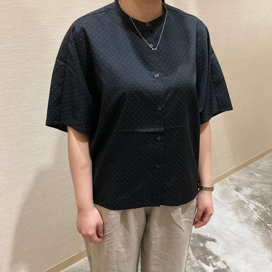 コーディネート　ブラウスのアップ