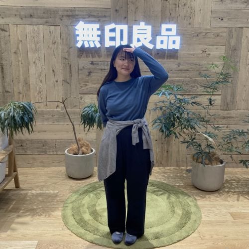 無印良品の衣服を着た女性