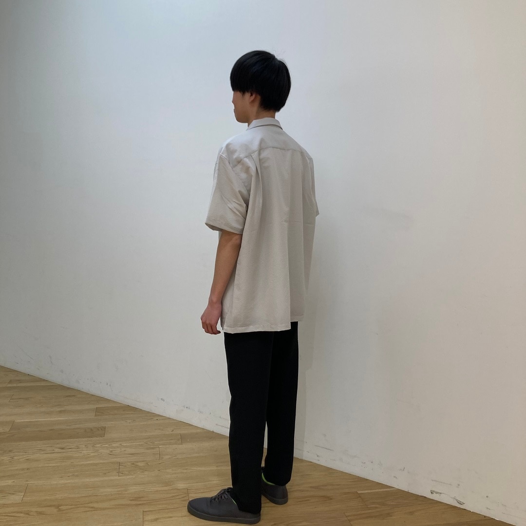 後ろ向きの写真