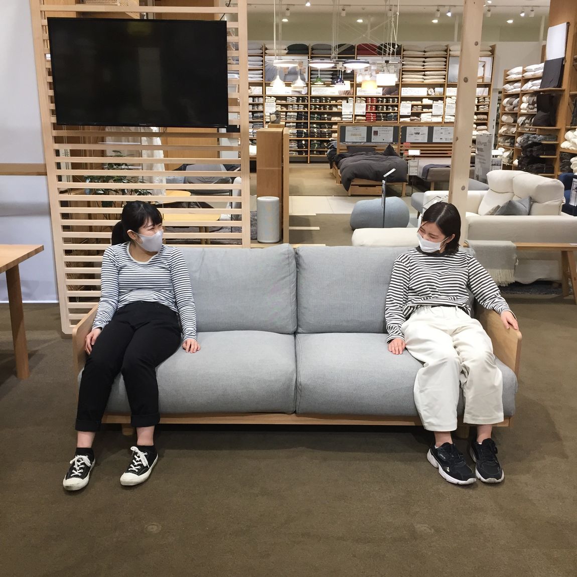 【モレラ岐阜】板と脚でできた家具②