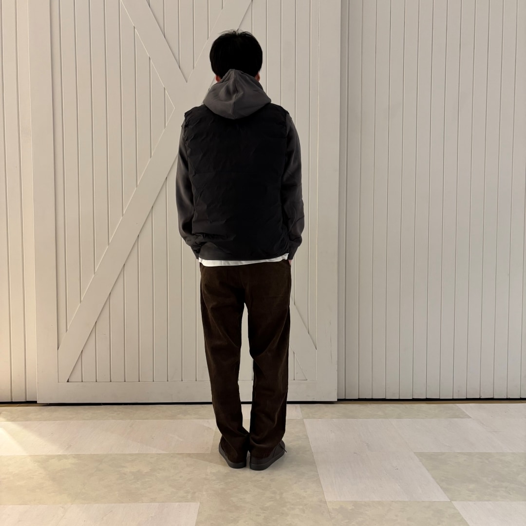 スウェットパーカー×ダウンベスト×コーデュロイ
