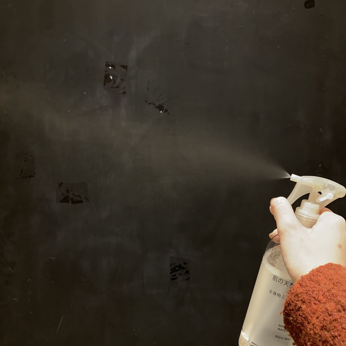 肌の天然水ミスト噴射の様子