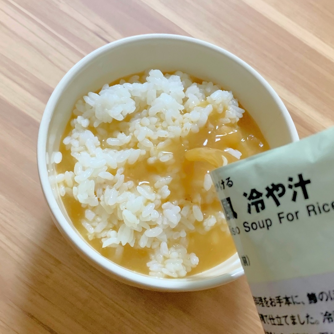 冷や汁をかける様子