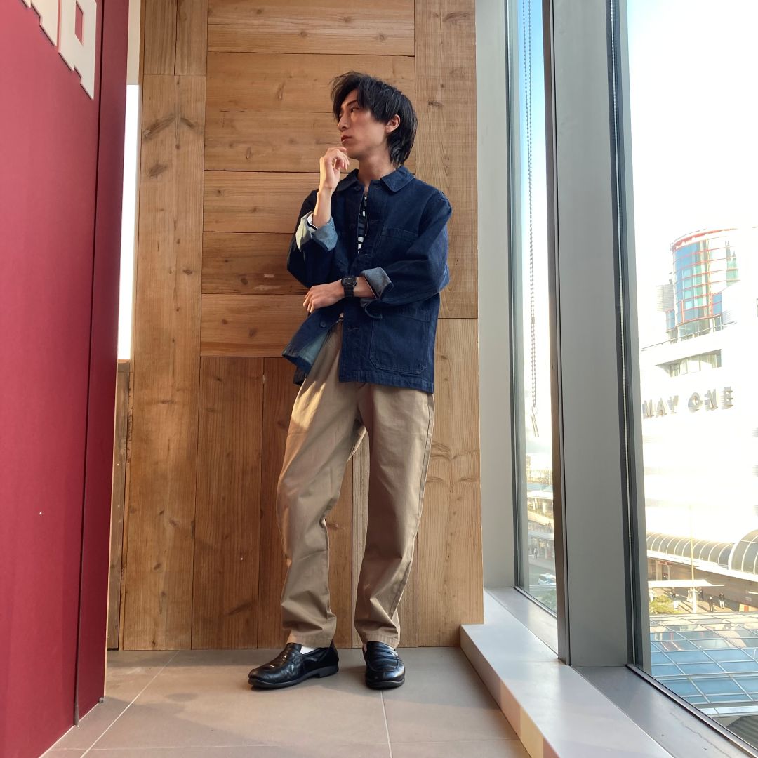 ジャケットを羽織った男性