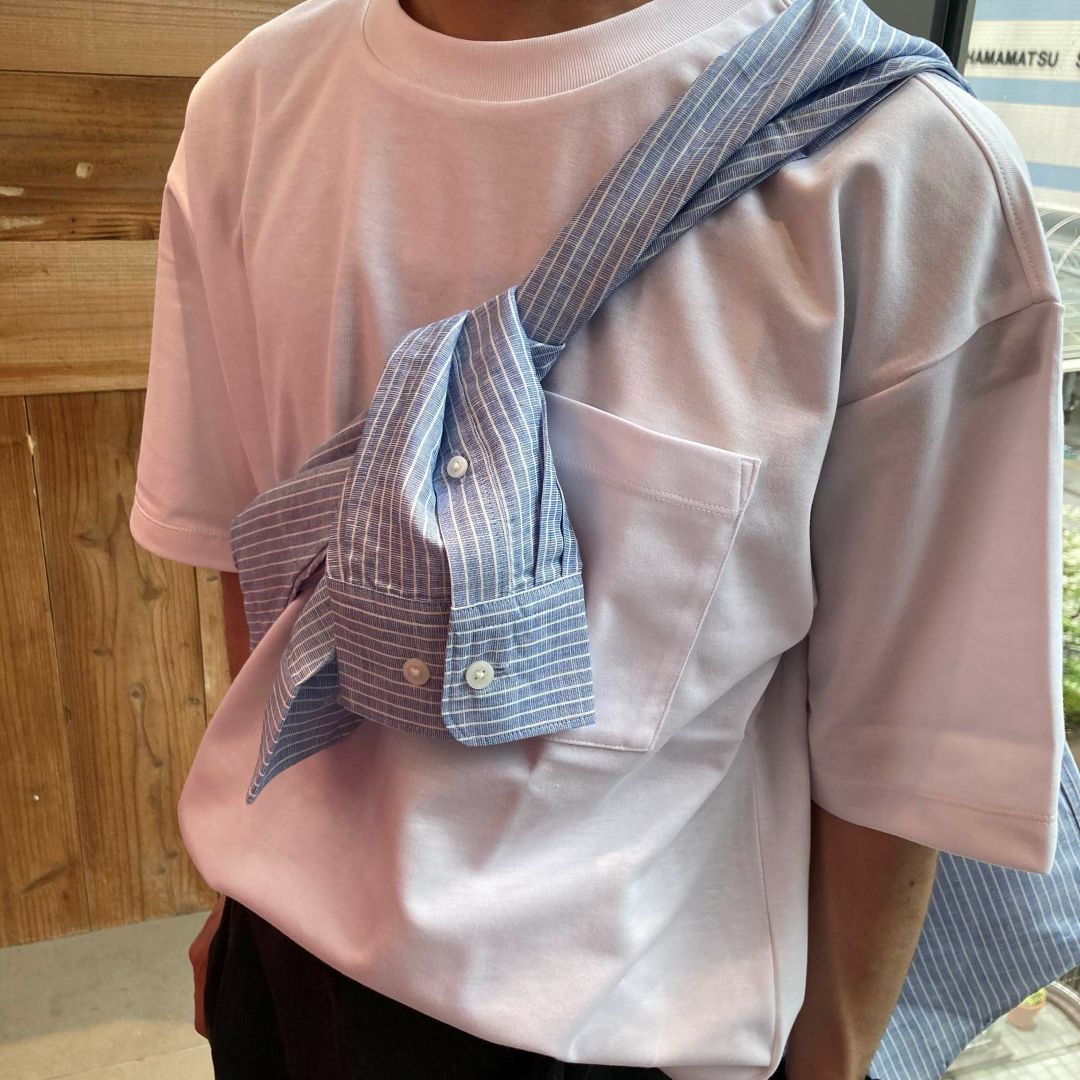 半袖Tシャツを着た男性