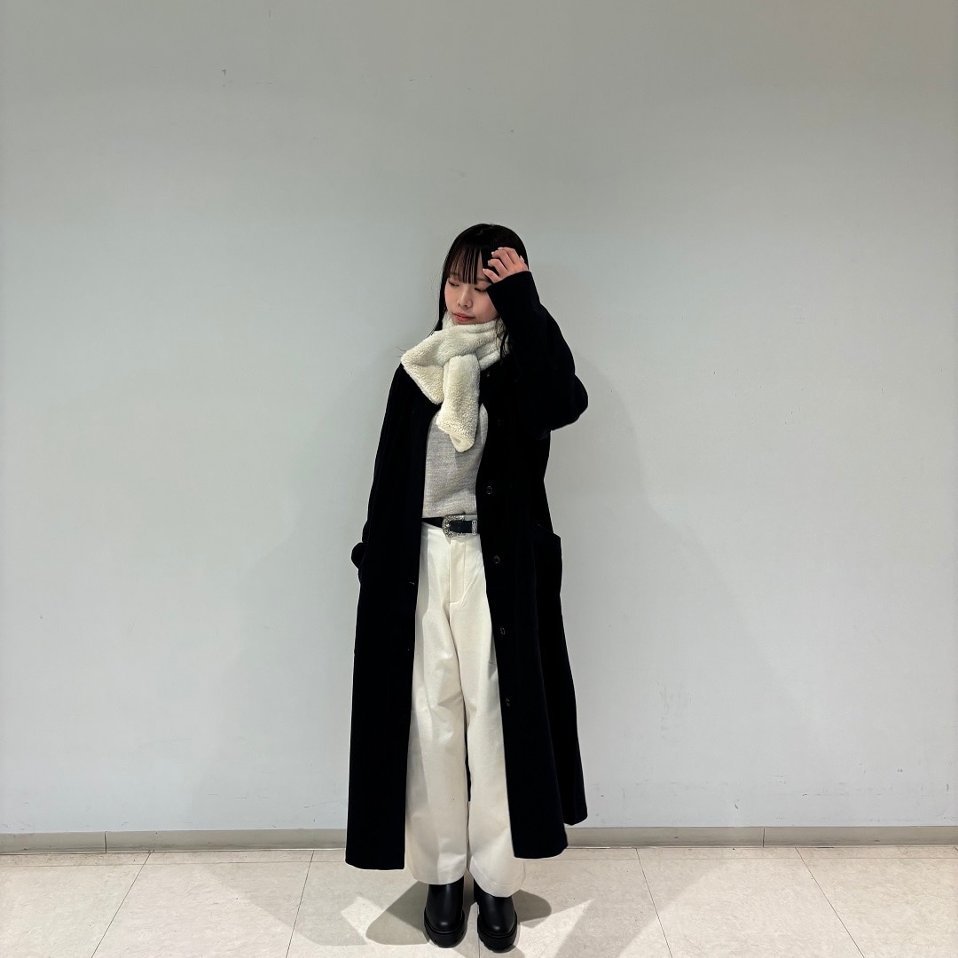 横を向いている女性