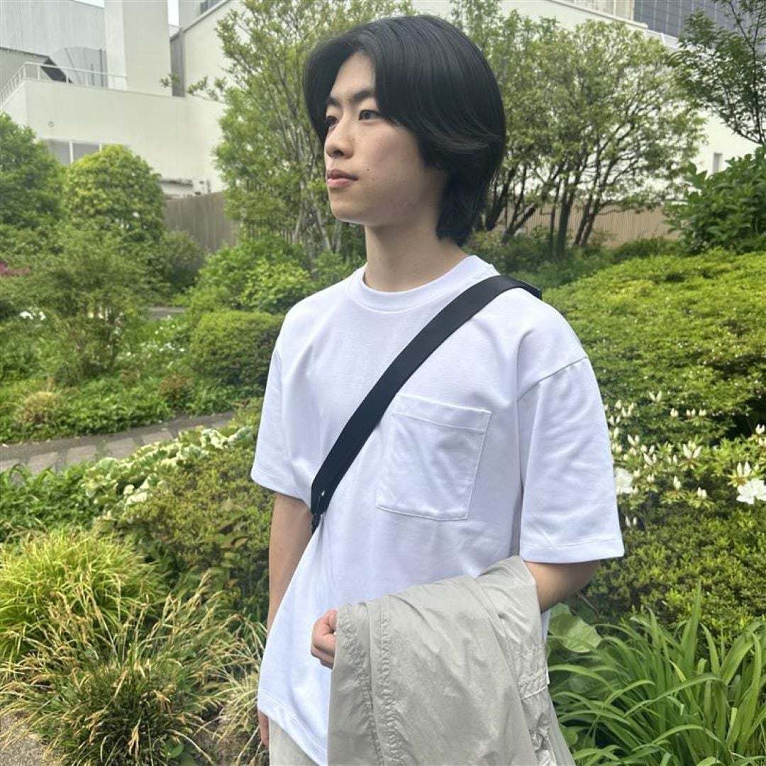 白いTシャツを着た男性