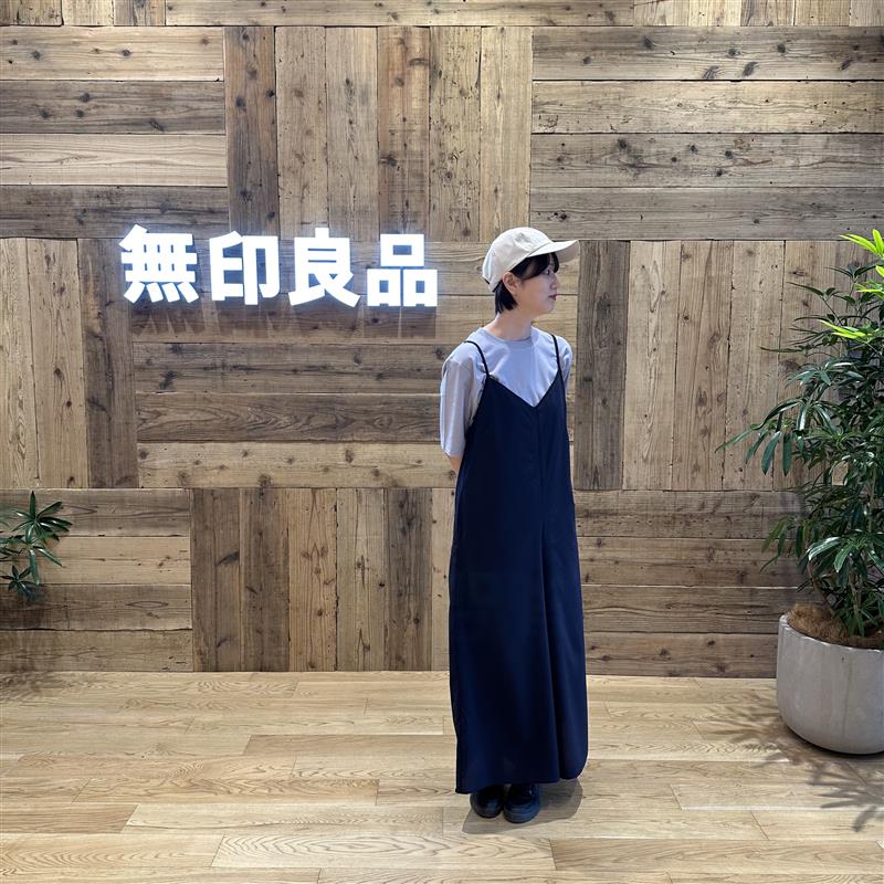 サロペットとTシャツを着た女性