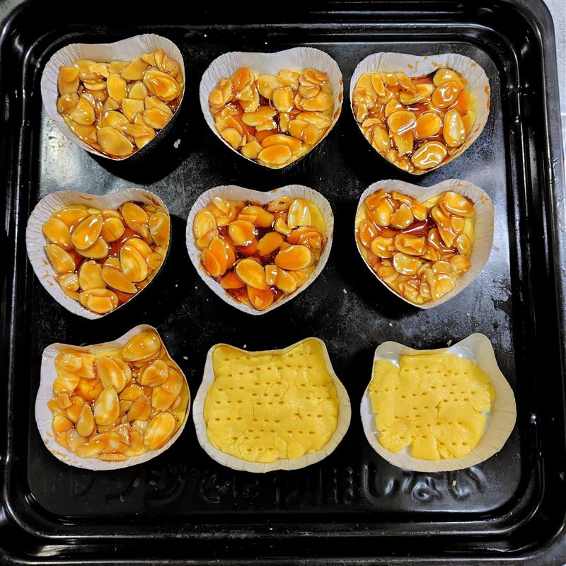 型に生地とアーモンドを入れる