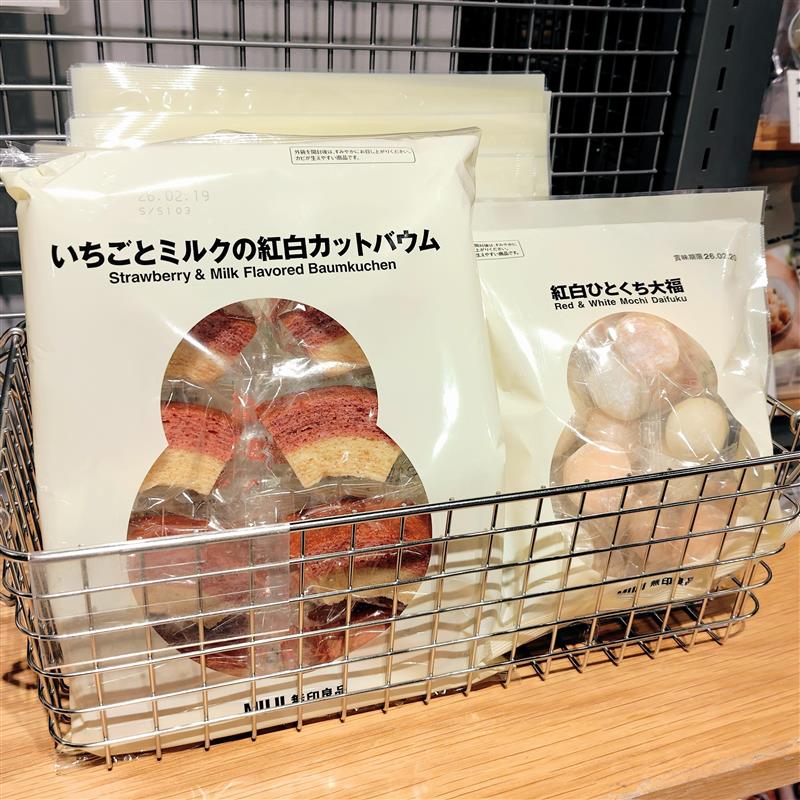 いちごミルクバウムと紅白ひとくち餅