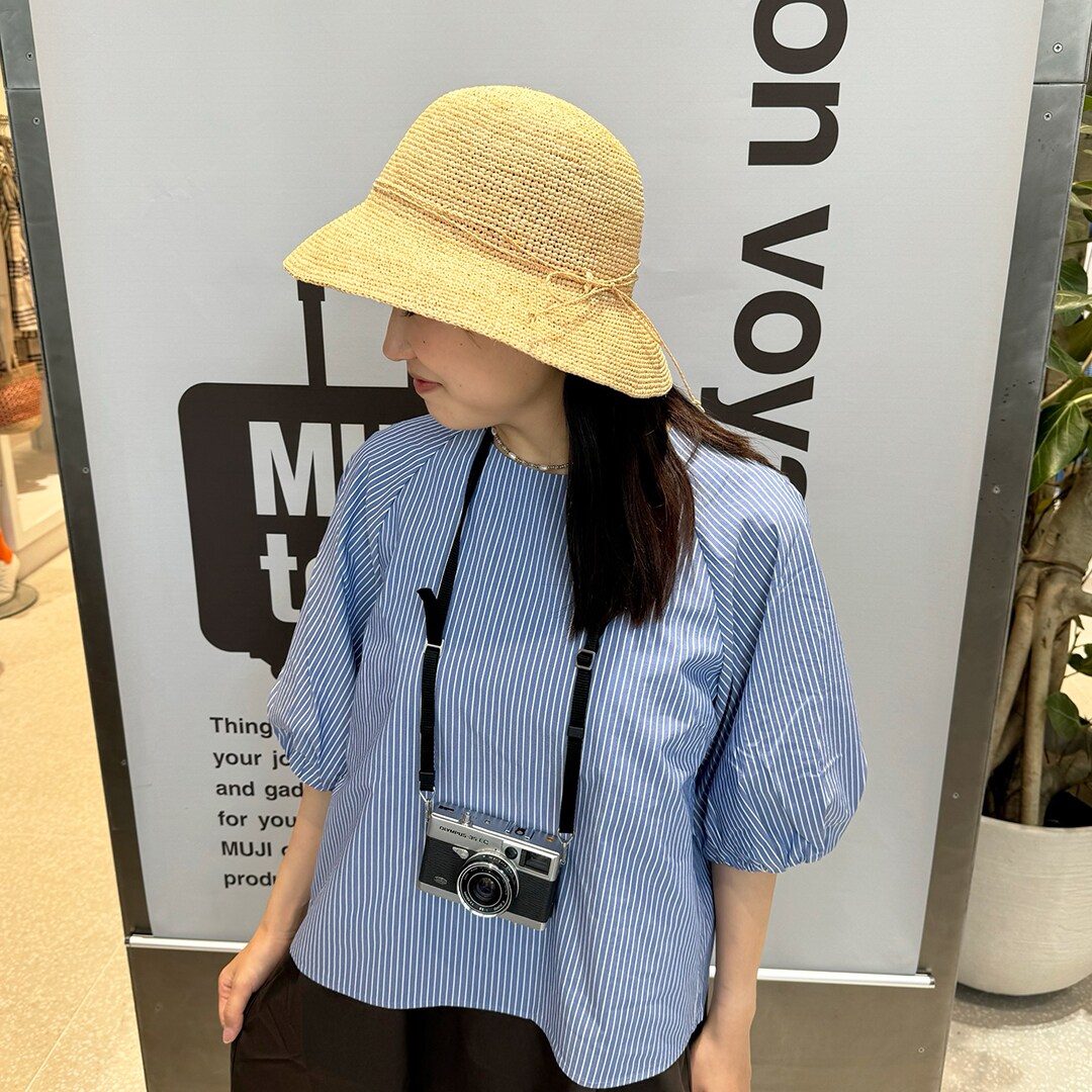 乾きやすいブロード五分袖ブラウスを着た女性