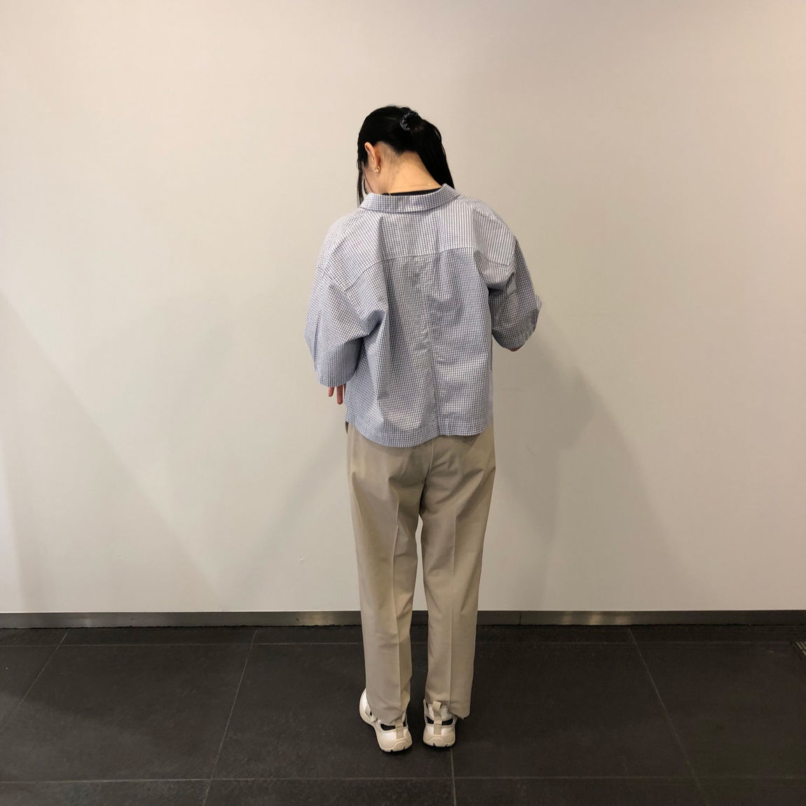 涼感ブロードレギュラー半袖シャツを着た女性　背面