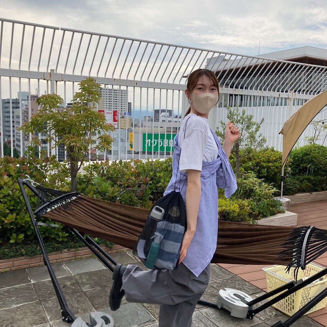 ポリエステルメッシュ巾着袋を持って出かけようとする女性の画像
