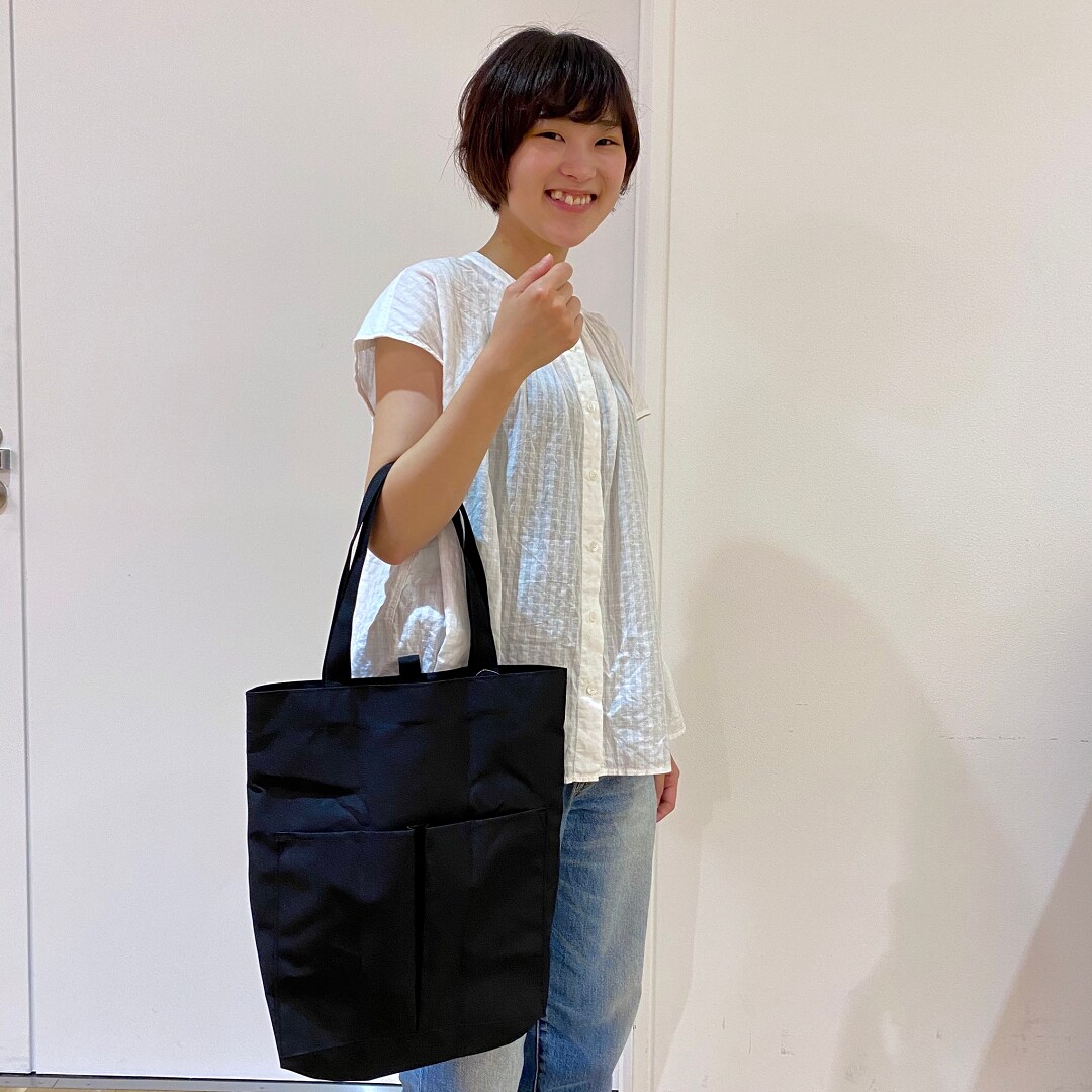 袋持ったスタッフ