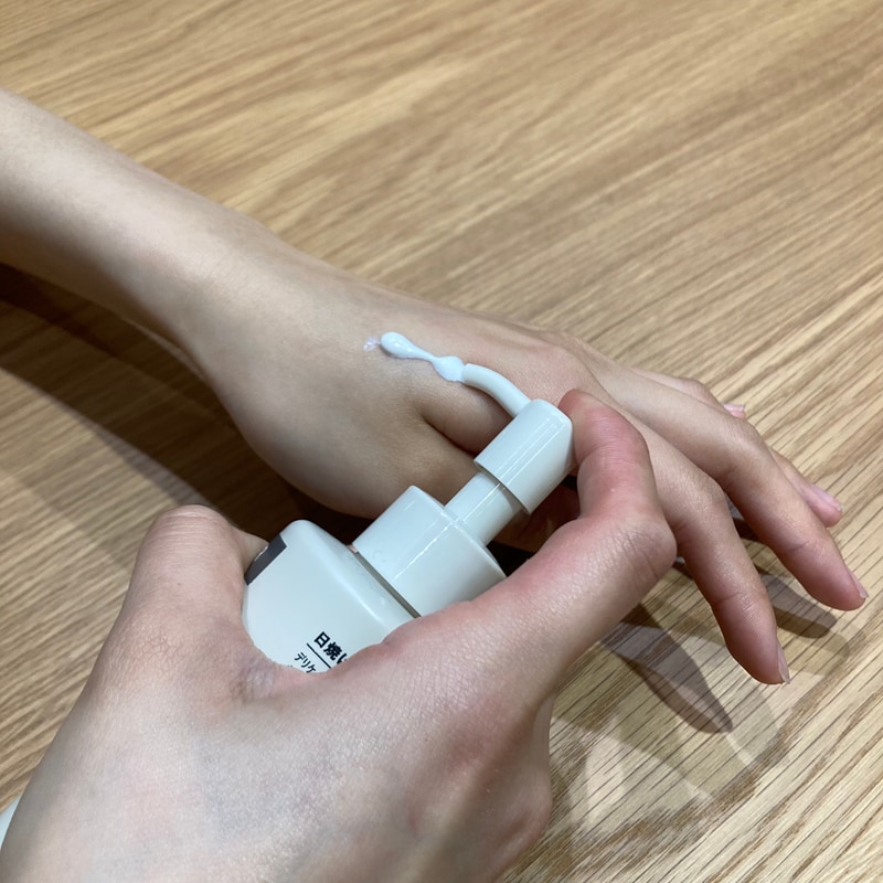 （ミルクを手に出している画像）