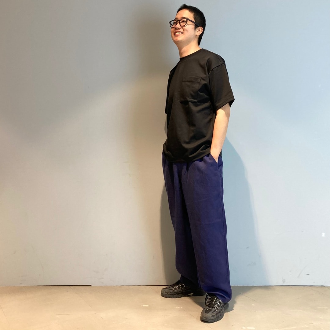 黒のトップスにスモーキーパープルのパンツを組み合わせました