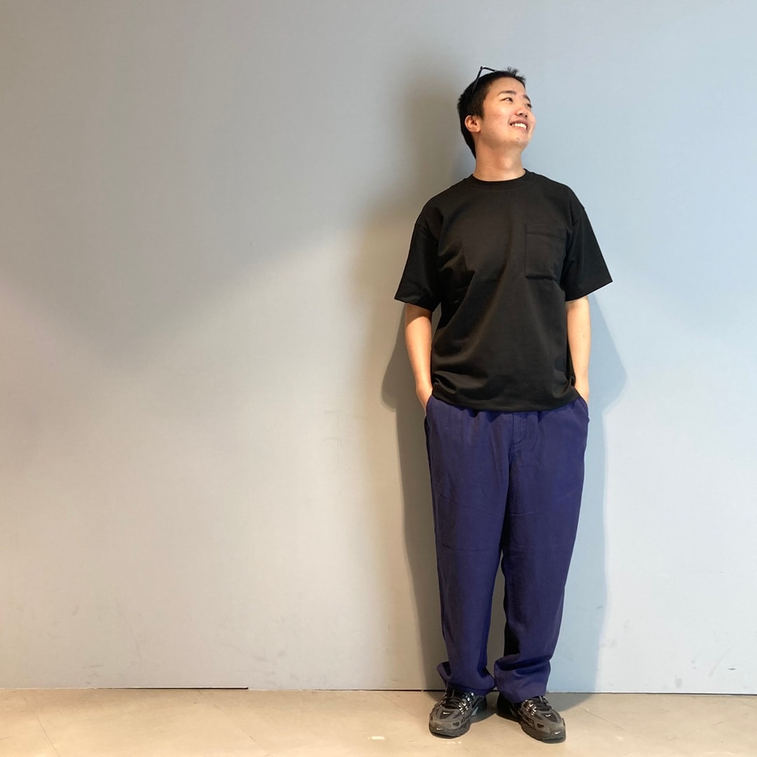 トップスとボトムスで素材を変えて立体感のあるコーディネートにしました