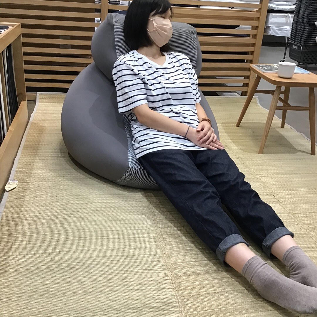 体にフィットするソファ