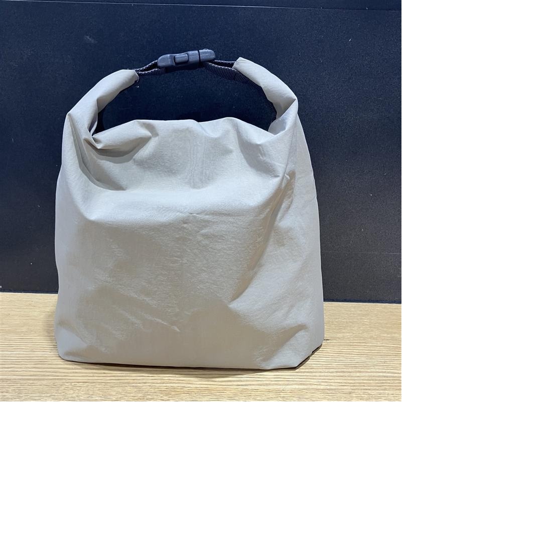 【Muji to GO成田国際空港第1ターミナル】あると便利な「高さが変えられる ランチバッグ ロールトップタイプ」