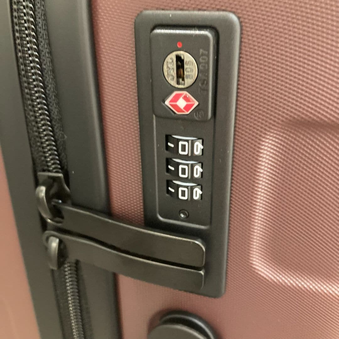【MUJI to GO成田国際空港第1ターミナル】バーを自由に調節できるダイヤルロック式のハードキャリー