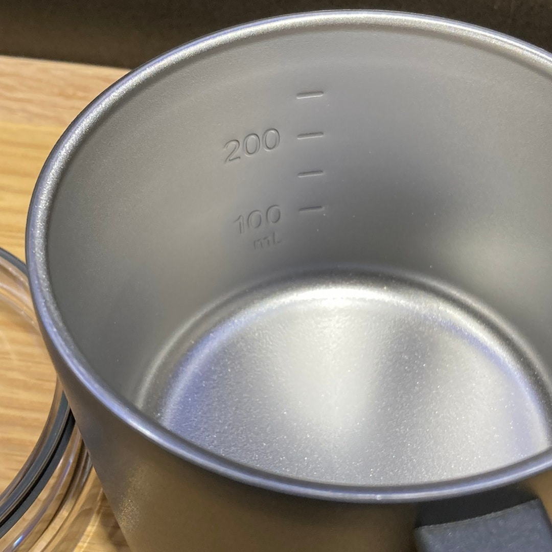 【MUJI to GO成田国際空港第1ターミナル】様々なシーンで活躍する『目盛り付き　保温保冷　蓋付きマグカップ』_8WzNYl