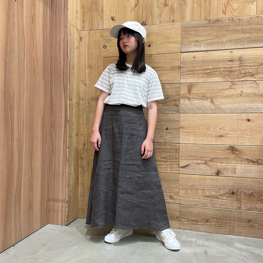 こどもTシャツ、マキシスカート　全身