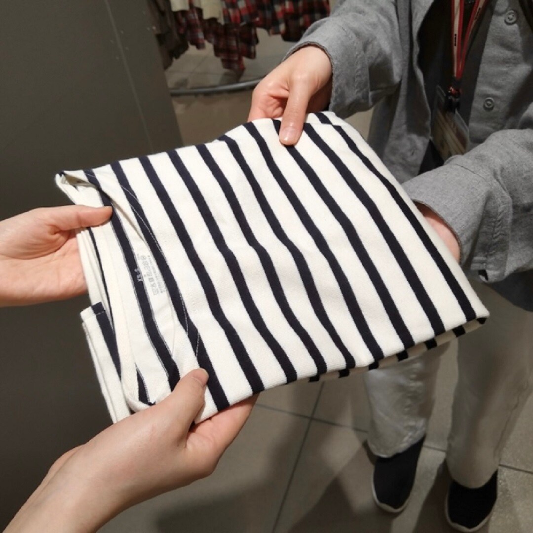 服を受け渡ししている写真