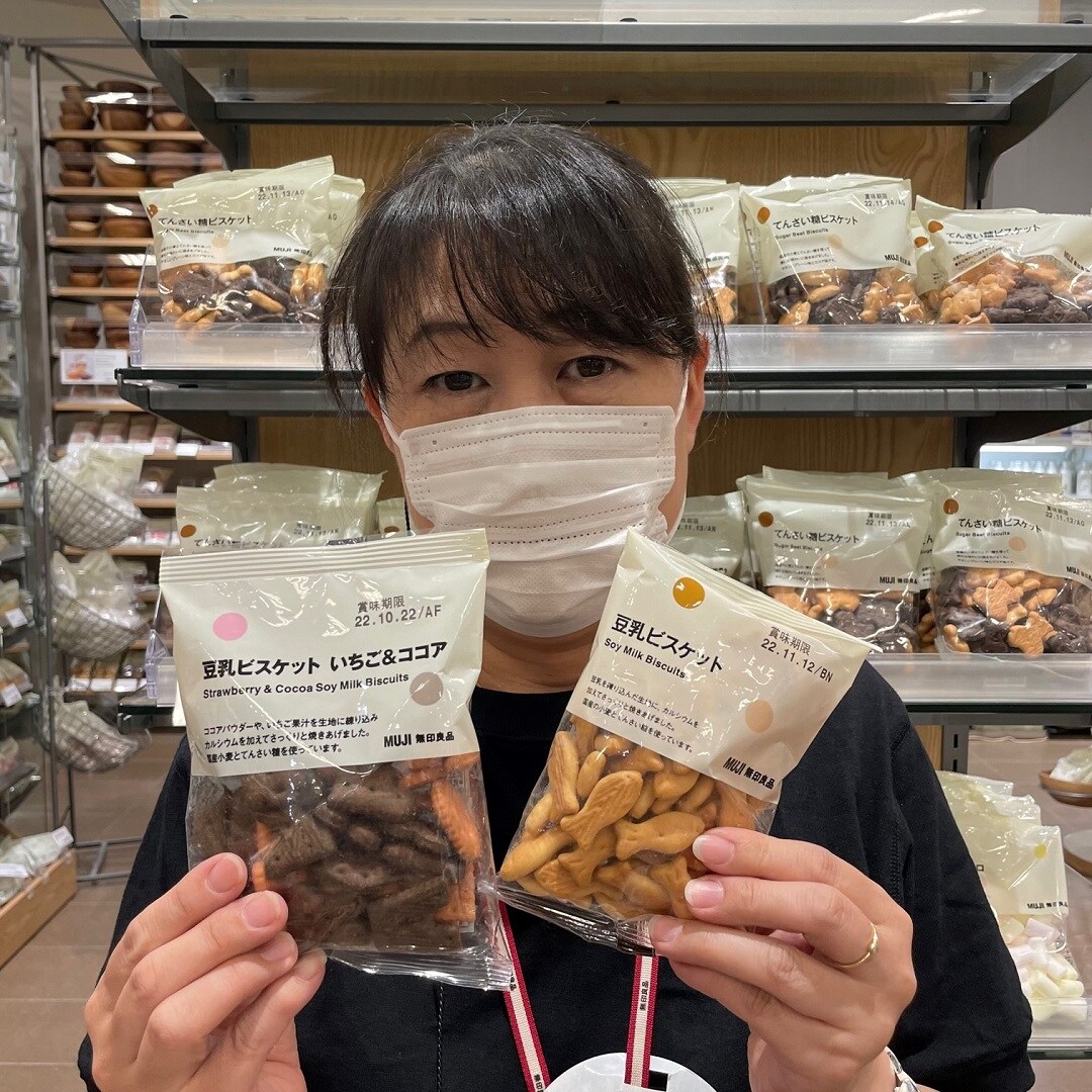 豆乳ビスケットとスタッフの写真