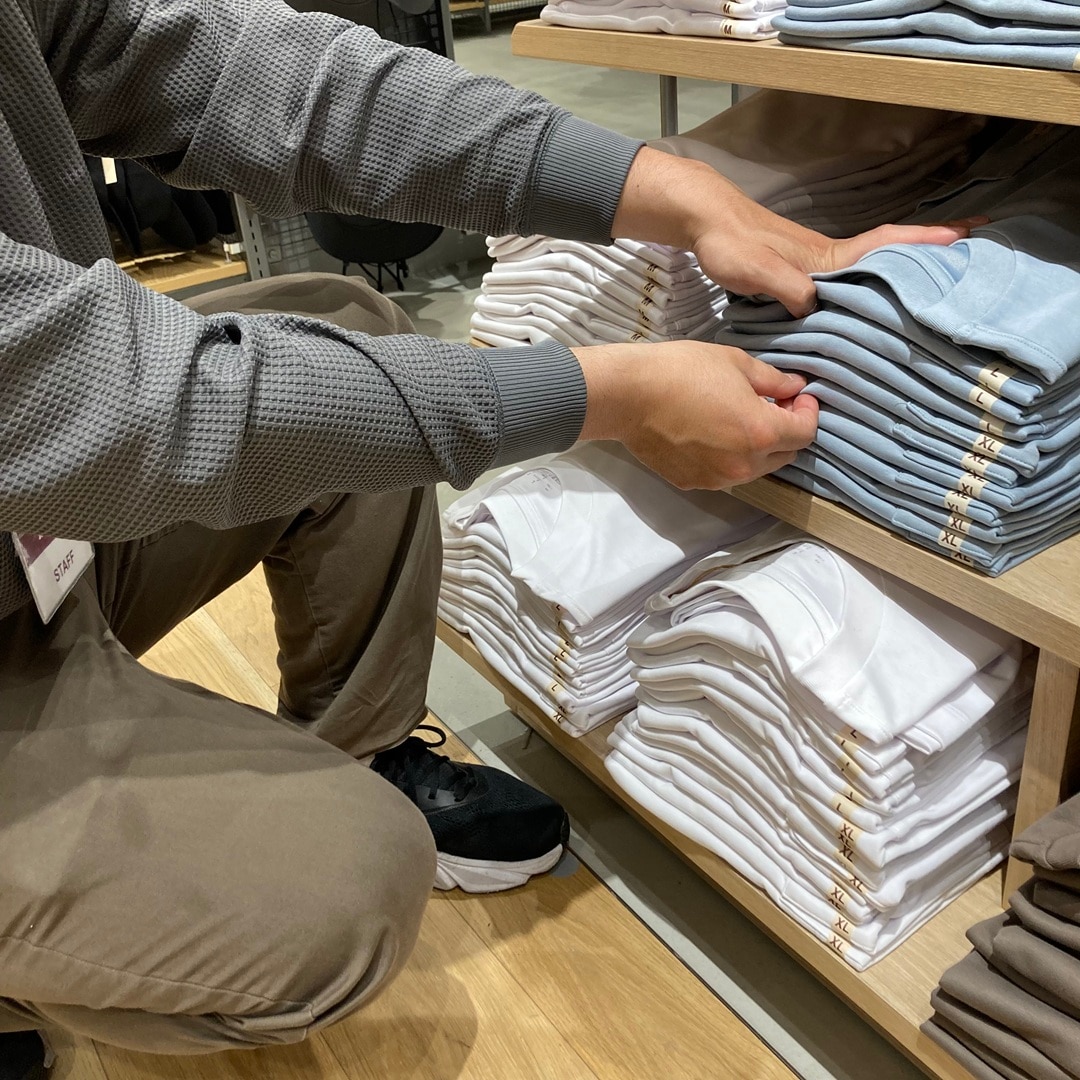 スタッフが売場で作業している様子を後ろからとった写真です
